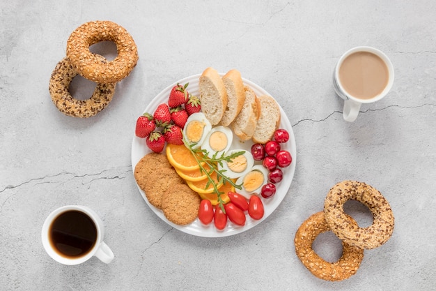 Foto gratuita plato con huevo cocido frutas y verduras