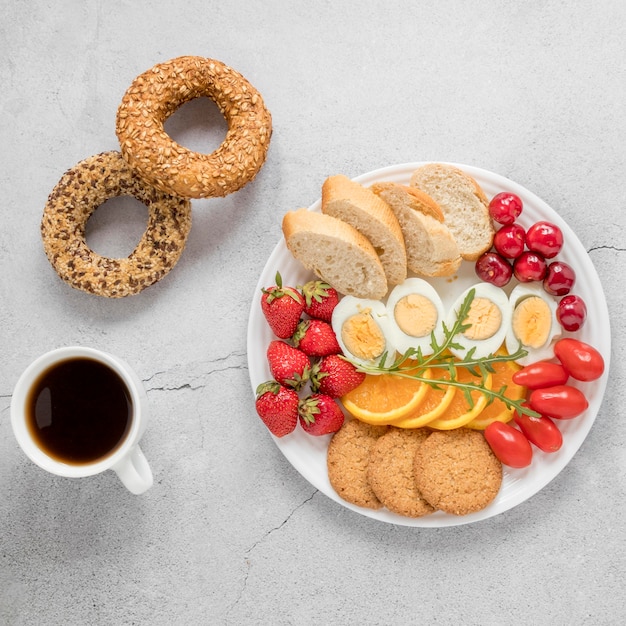 Foto gratuita plato con huevo hervido frutas y verduras y taza de café