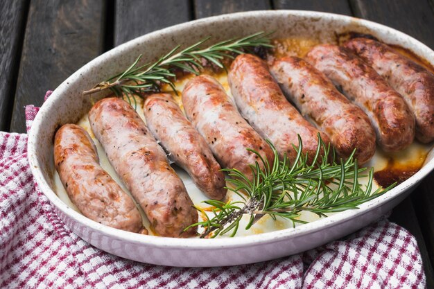 Plato con jugosas salchichas asadas