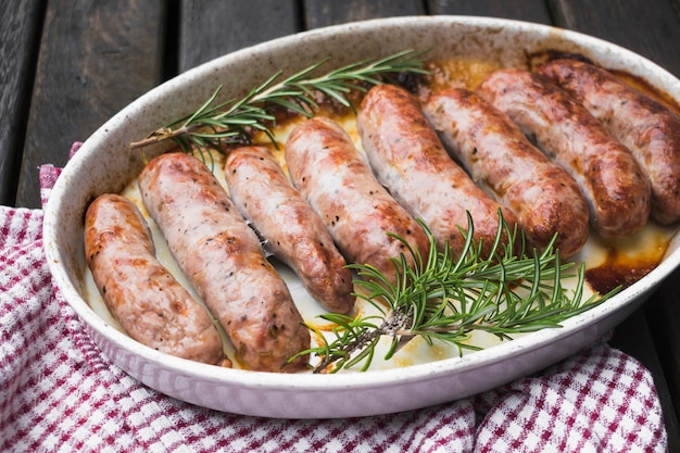 Plato con jugosas salchichas asadas