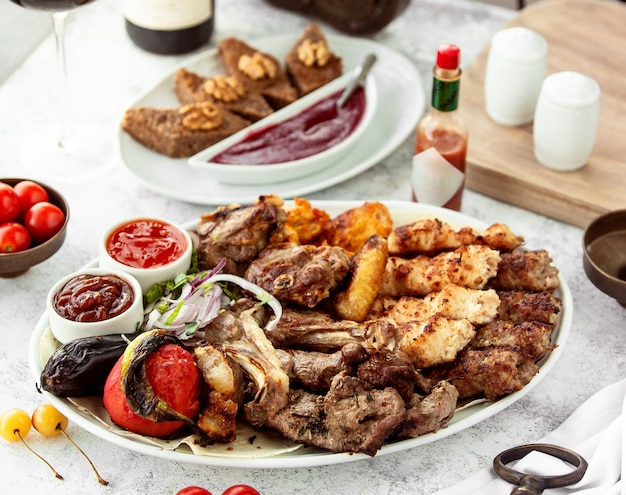 Plato de kebab azerbaiyano con brochetas de pollo y cordero