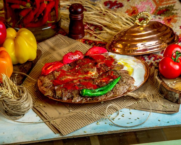 Un plato de kebab de cordero turco servido con yogurt a la parrilla tomate y pimiento