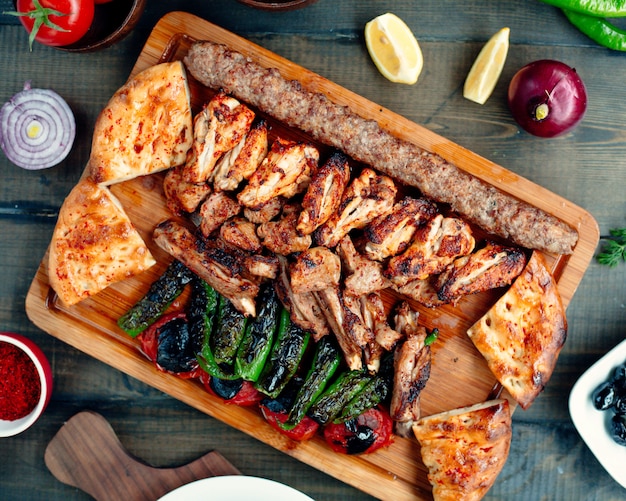 Plato de kebab con pollo a la parrilla costillas de kebab de lula kebab y pimientos asados