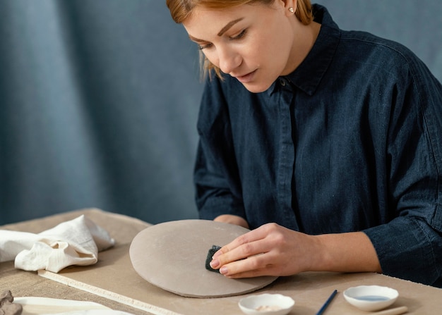 Foto gratuita plato de limpieza de mujer de primer plano