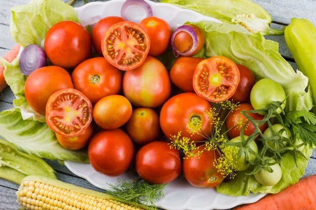 Plato lleno de cosecha fresca del jardín