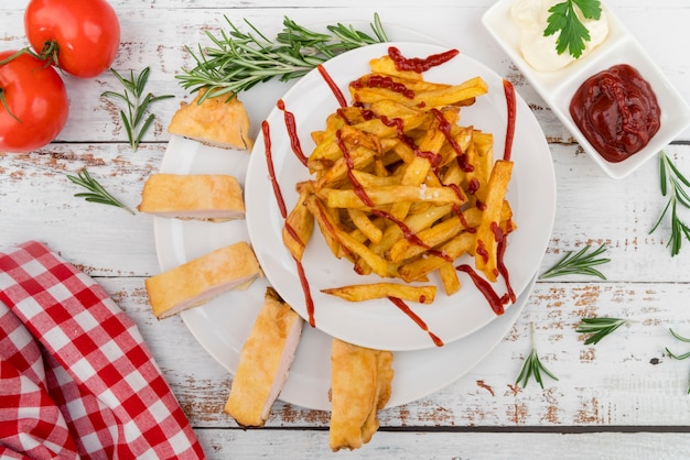 Plato de lujo con papas fritas y salsa de tomate