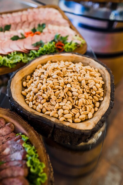 Plato de madera con cacahuetes salados