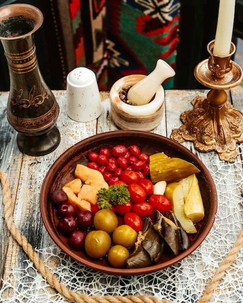 Plato de madera con pepinillos sobre la mesa