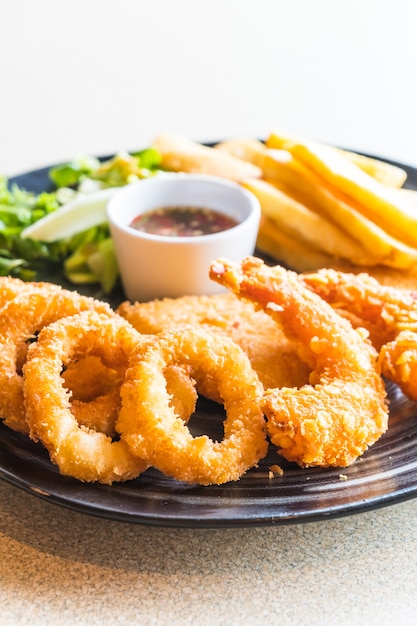 Plato de mariscos fritos