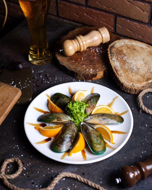 Plato con mejillones servido con rodajas de limón