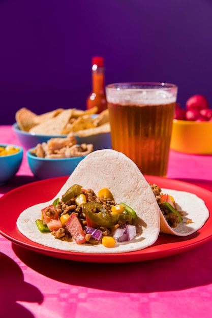 Foto gratuita plato mexicano de alto ángulo con cerveza