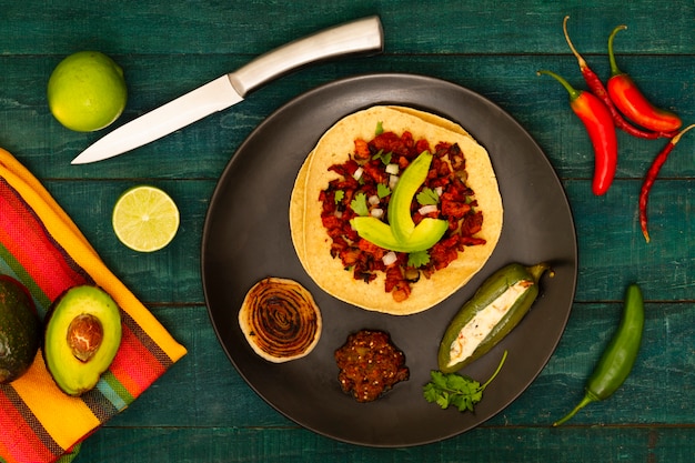 Foto gratuita plato mexicano vista superior con fondo de madera