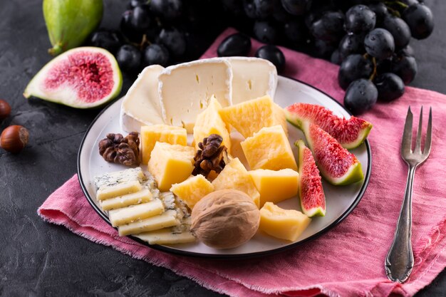 Plato de mezcla de queso con frutas