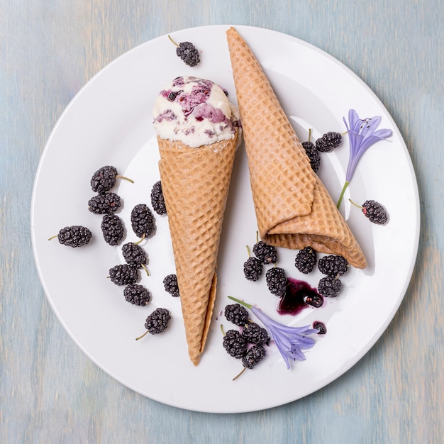 Plato con moras y hielo grita vista superior