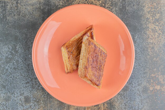 Un plato de naranja de tartas triangulares dulces caseras