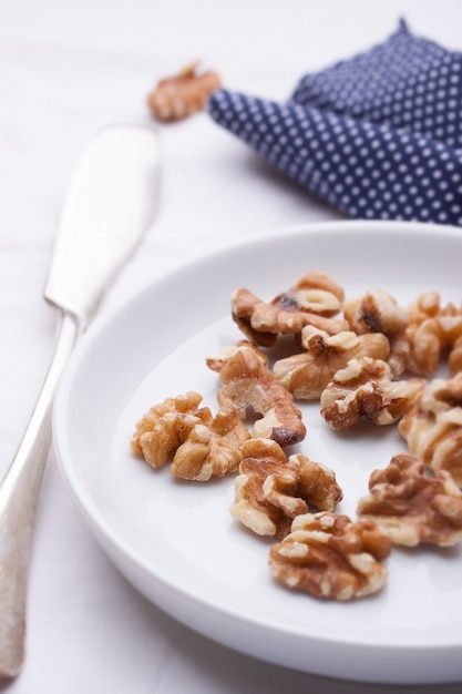 Plato con nueces peladas