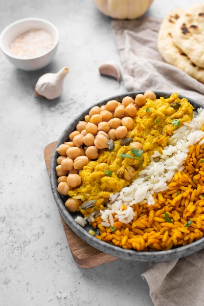 Plato de pakistán delicioso de alto ángulo