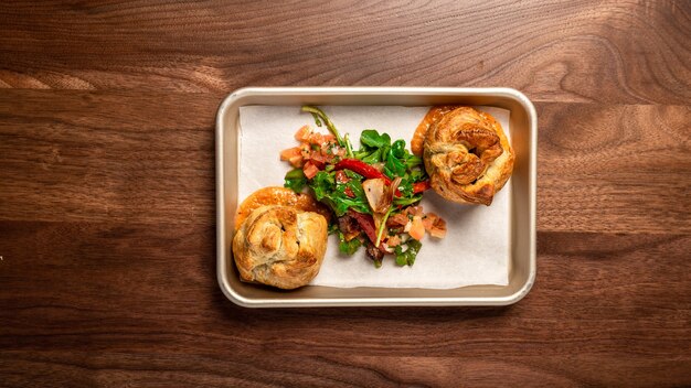 Plato de panes en mesa de madera