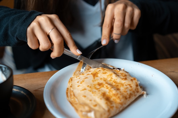 Foto gratuita en un plato panqueque con requesón y cerezas.