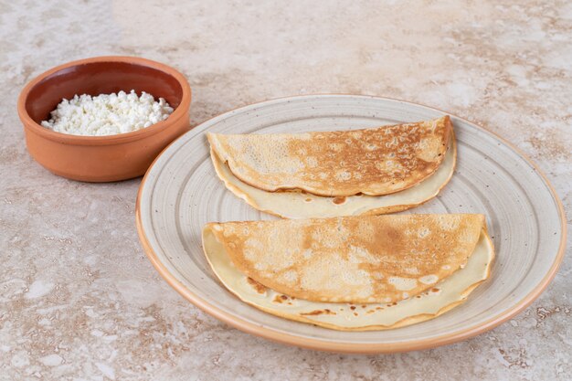 Un plato de panqueques con queso cottage