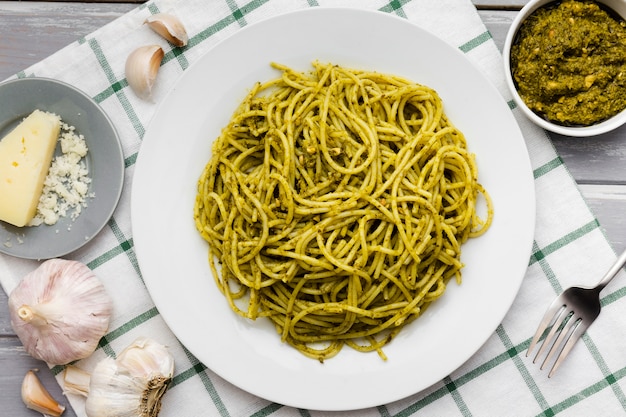 Plato de pasta con ajo y queso.