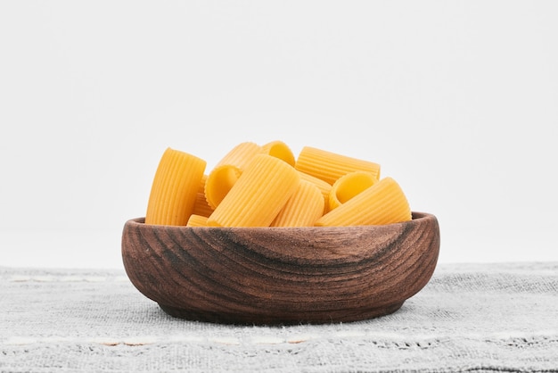 Un plato de pasta de atajo en blanco