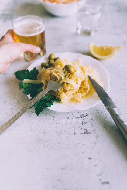 Plato de pasta con cerveza