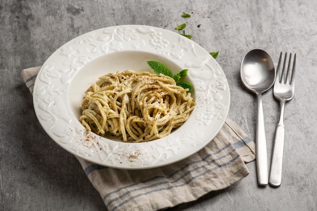 Plato de pasta deliciosa de alto ángulo