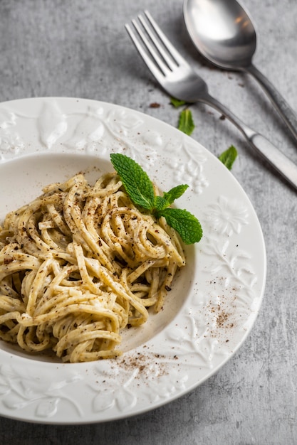 Foto gratuita plato de pasta deliciosa alto ángulo