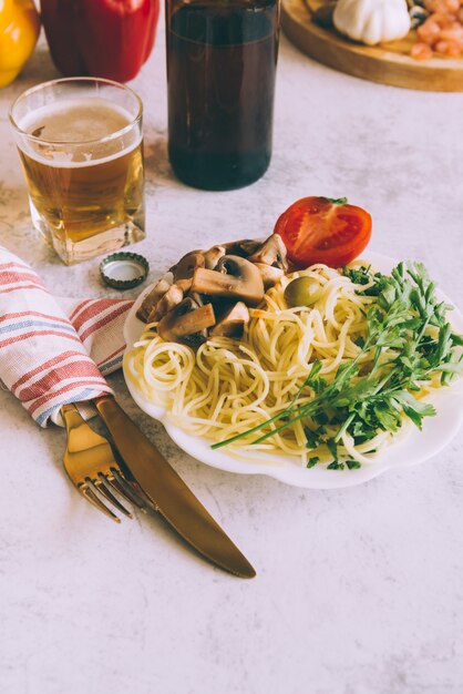 Plato de pasta delicioso con tenedor y cuchillo