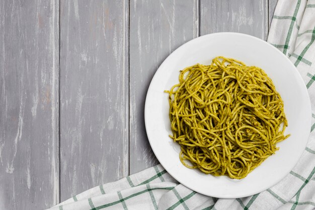 Plato de pasta con fondo de madera