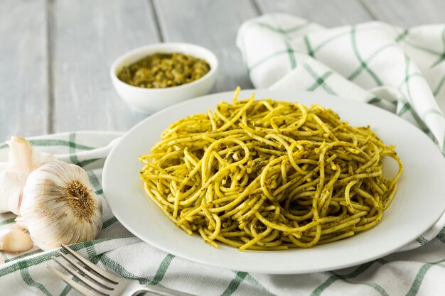 Plato de pasta italiana sobre mantel