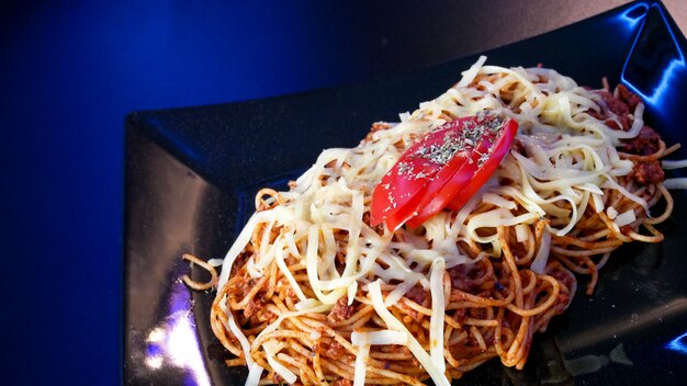 Plato de pasta en una mesa de restaurante