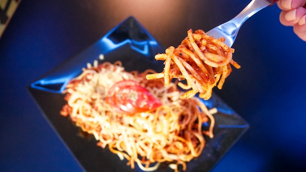 Plato de pasta en una mesa de restaurante