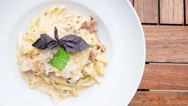 Plato de pasta en una mesa de restaurante