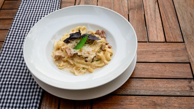 Plato de pasta en una mesa de restaurante