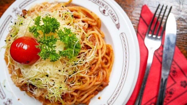 Plato de pasta en una mesa de restaurante