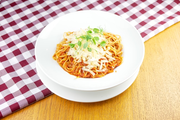 Plato de pasta en una mesa de restaurante