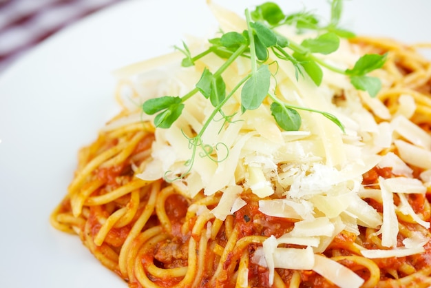 Plato de pasta en una mesa de restaurante