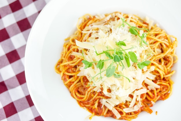 Plato de pasta en una mesa de restaurante