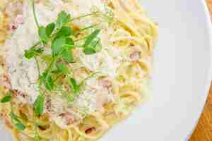 Foto gratuita plato de pasta en una mesa de restaurante