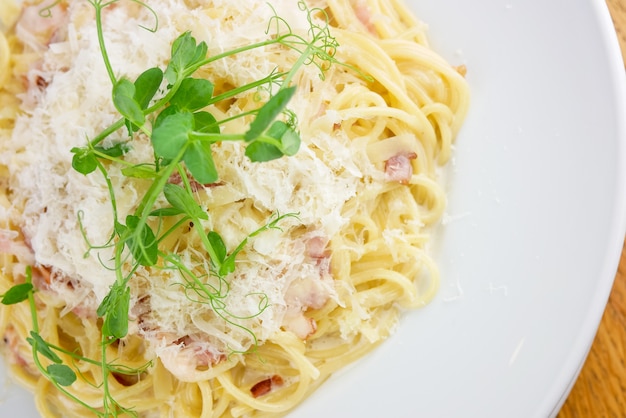 Plato de pasta en una mesa de restaurante