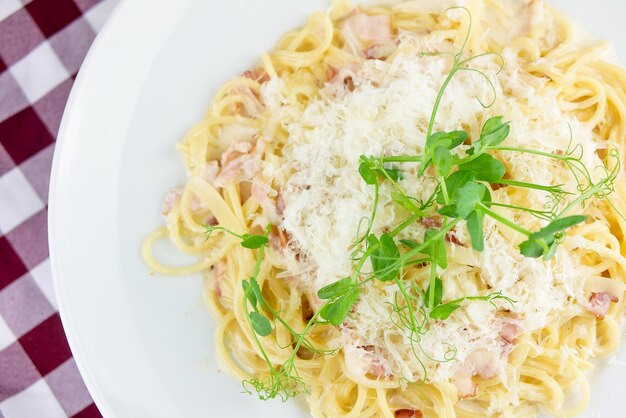 Plato de pasta en una mesa de restaurante