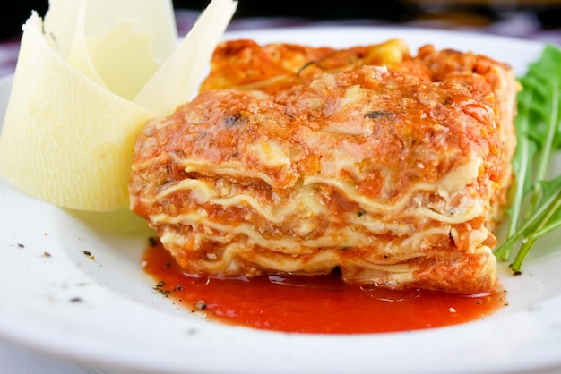 Plato de pasta en una mesa de restaurante