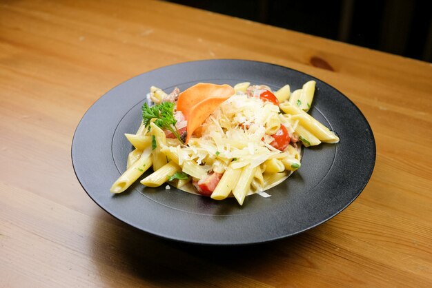 Plato de pasta en una mesa de restaurante