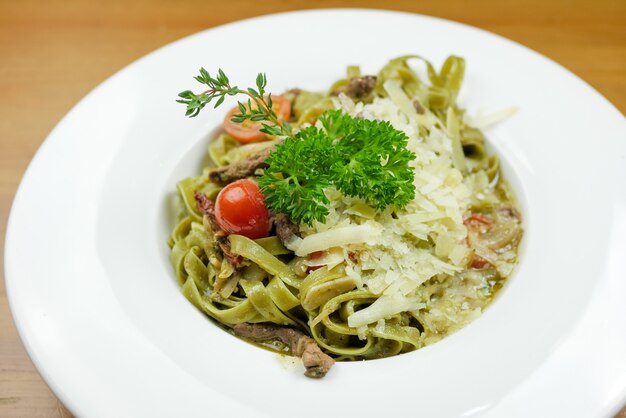 Plato de pasta en una mesa de restaurante