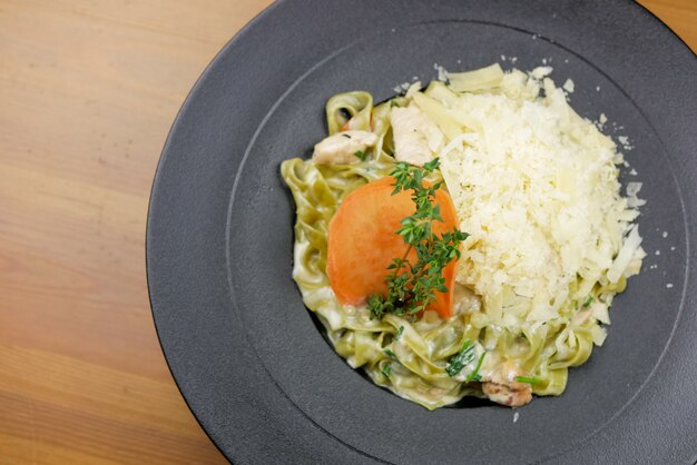 Plato de pasta en una mesa de restaurante