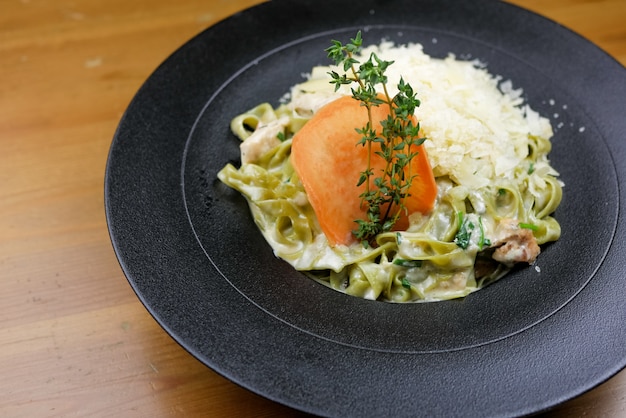 Plato de pasta en una mesa de restaurante