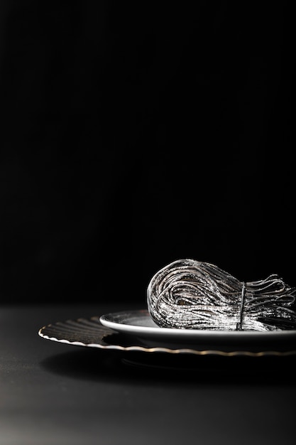 Plato de pasta oscura sobre un fondo oscuro