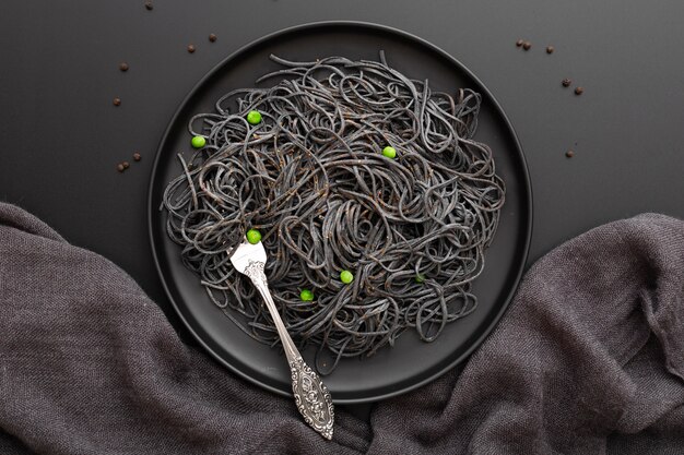 Plato de pasta oscura sobre un paño oscuro